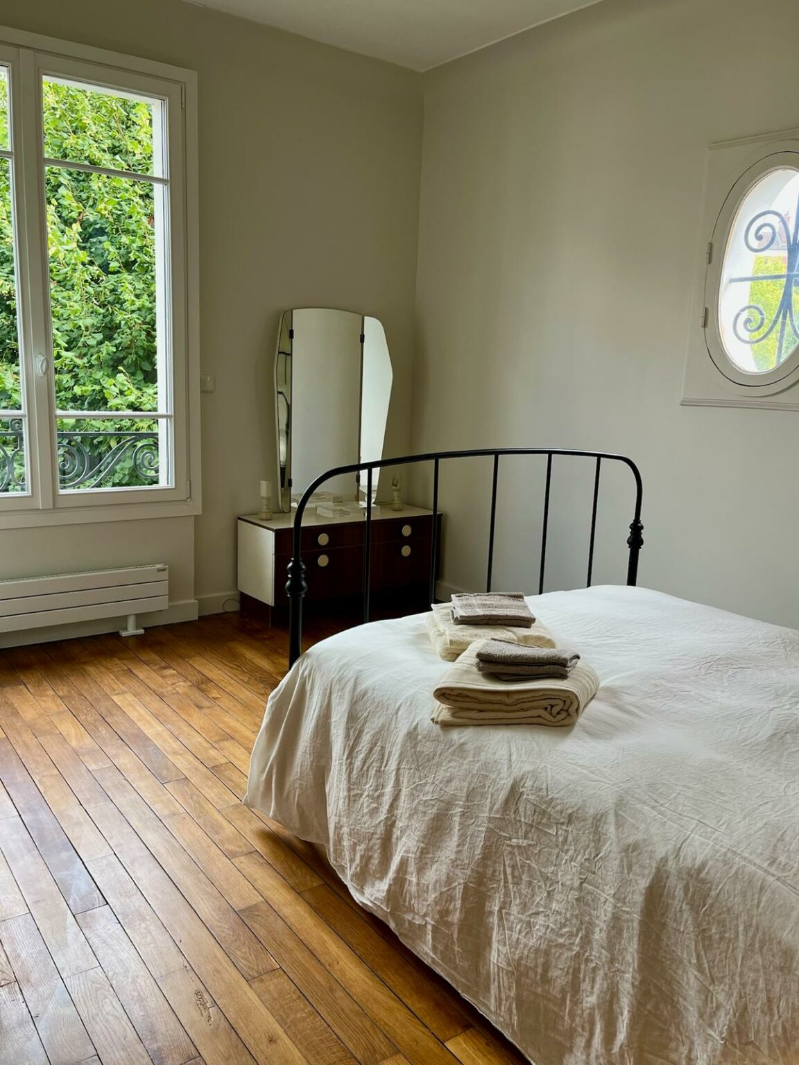 villa-paul-strauss-paris-bedroom-window