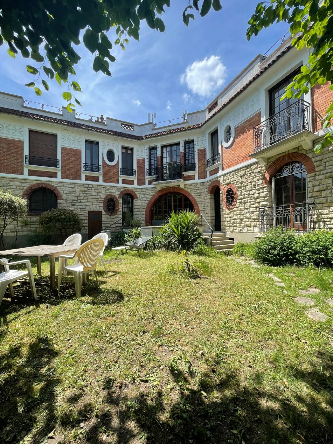 villa-paul-strauss-paris-courtyard