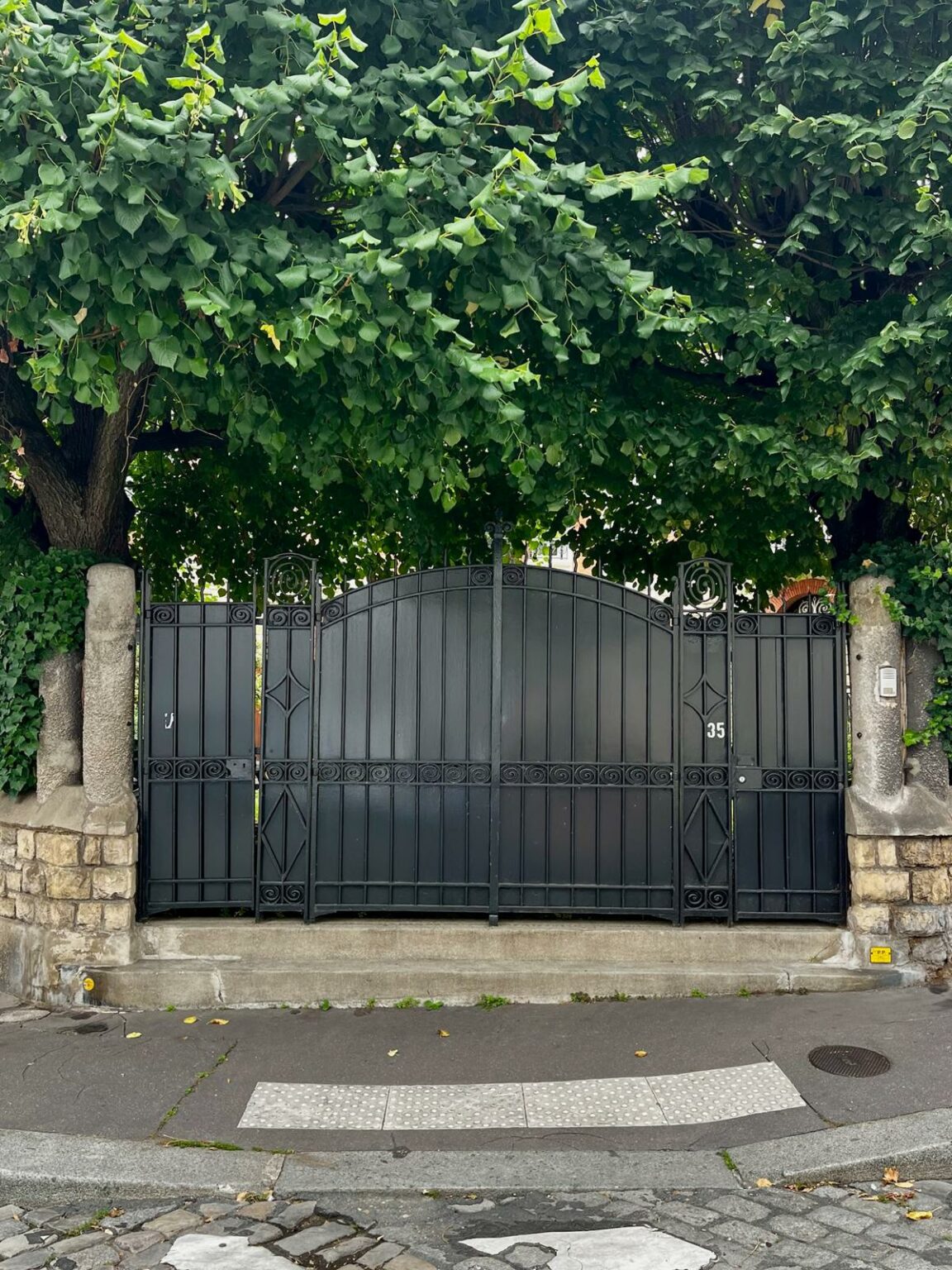 villa-paul-strauss-paris-gate