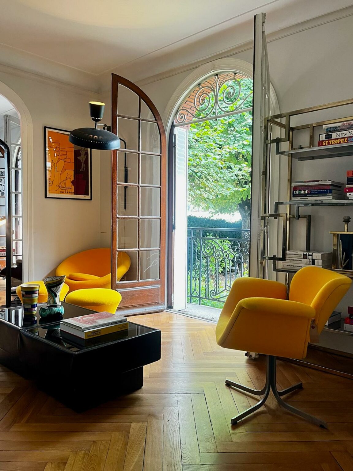 villa-paul-strauss-paris-lounge-yellow-chair