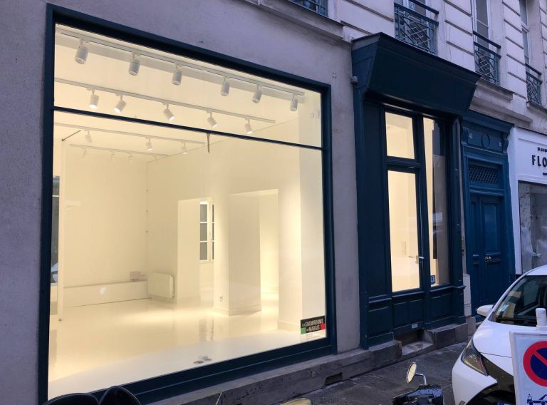 Exterior storefront at 43 Rue Charlot, Marais — white-box showroom with wide window