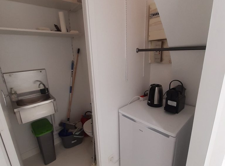 Compact kitchenette and sink — 43 Rue Charlot showroom