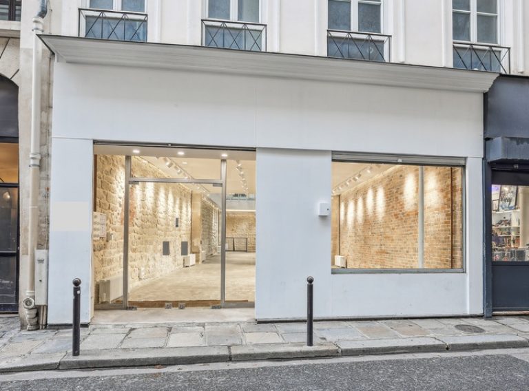 Showroom Sentier hero — street-front façade at 23 Rue du Sentier, Paris 2