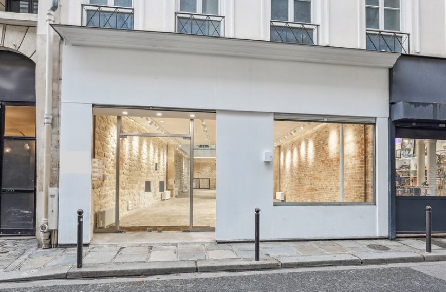 Showroom Sentier hero — street-front façade at 23 Rue du Sentier, Paris 2