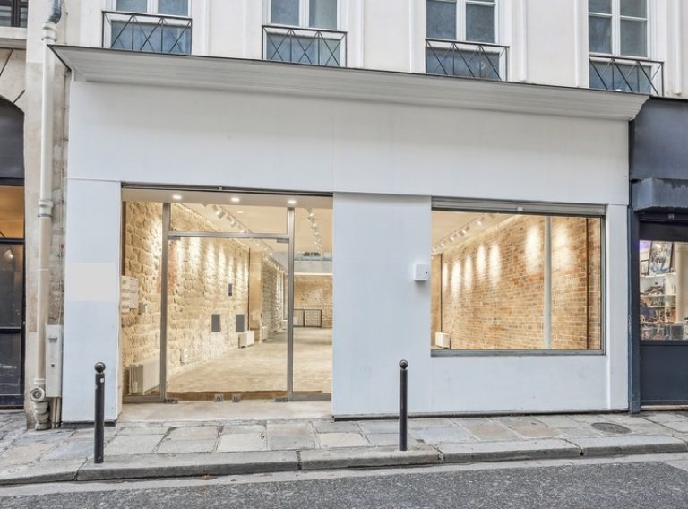 Showroom Sentier hero — street-front façade at 23 Rue du Sentier, Paris 2