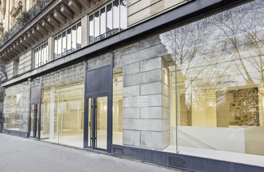 Showroom Louvre facade — angled view of 20 m × 4 m window, Paris 1