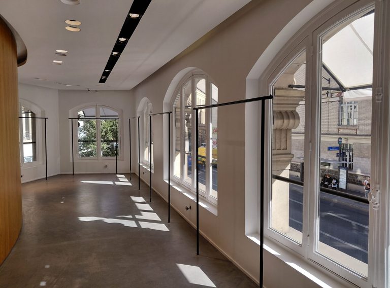 Long hanging rail before arched windows, first floor