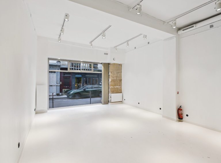 Main showroom facing Rue Charlot showcase window — 52 Rue Charlot, Marais Paris showroom for pop-ups