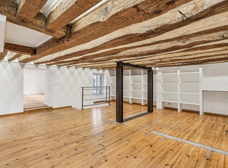 Exposed beams mezzanine view over first-floor showroom, Paris 3