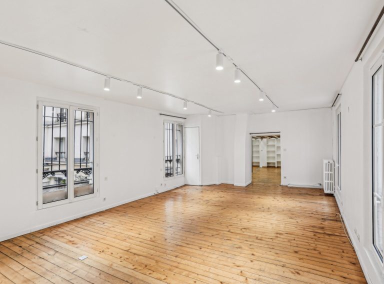 Bright first-floor showroom with pine floors and steel column, Cité Dupetit-Thouars, Marais Paris