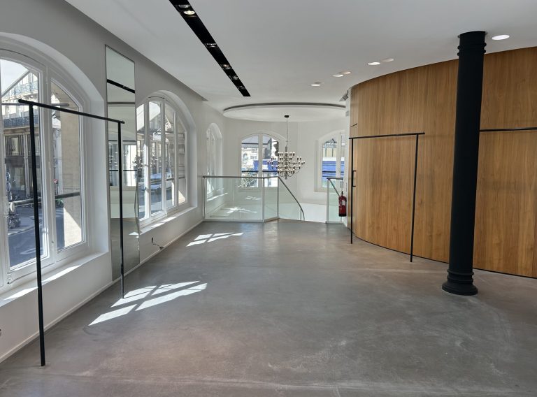 Bright first-floor plate with arched windows and stair view, 46 Rue Étienne-Marcel