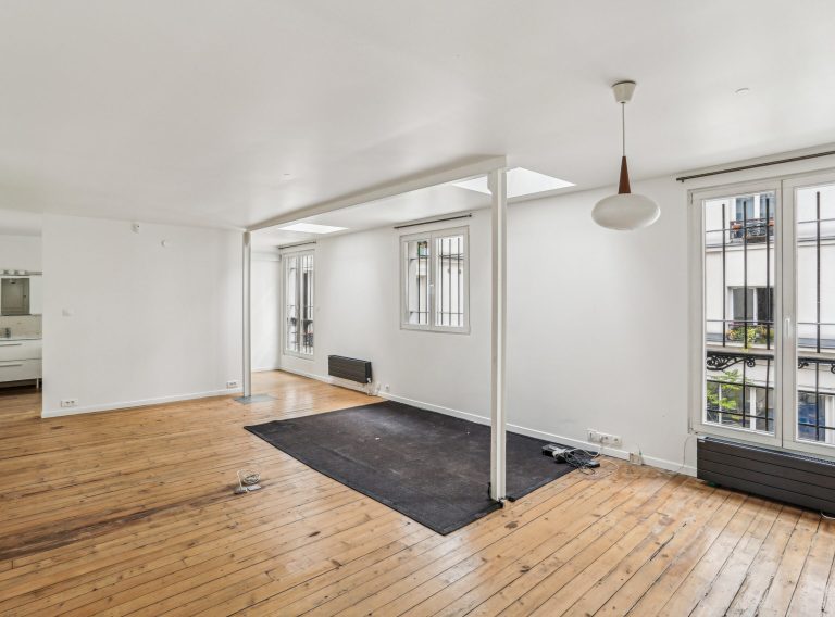 Loft studio living area with white walls and wood floor, event suite Paris 3