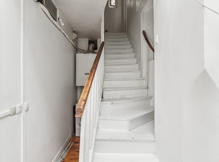 Internal staircase linking floors of Cité Dupetit-Thouars showroom