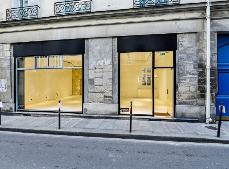 Exterior storefront with ~10 m façade — 52 Rue Charlot, Marais showroom