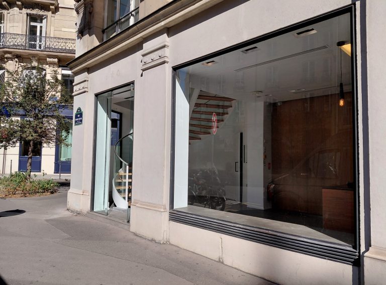 Long glazed frontage on street, corner boutique Étienne-Marcel