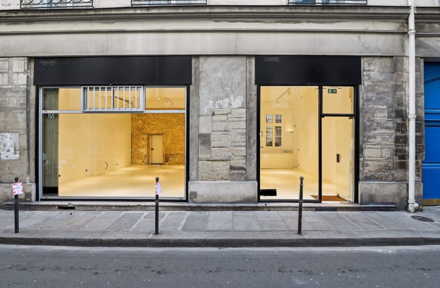 win display windows and entrance — 52 Rue Charlot, Paris