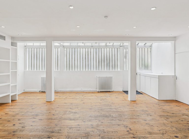 Ground floor with perimeter windows and white walls, Dupetit-Thouars showroom