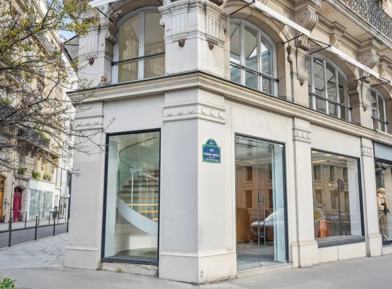 Corner boutique on Rue Étienne-Marcel with fully glazed street corner in Paris.